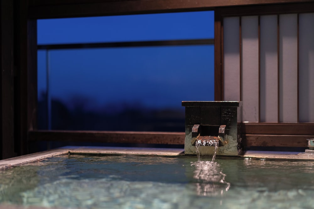 [源泉掛流し露天風呂] オーシャンビュー 2階特別室 バスルーム2 | 大室の杜 玉翠 (13 歳以上)