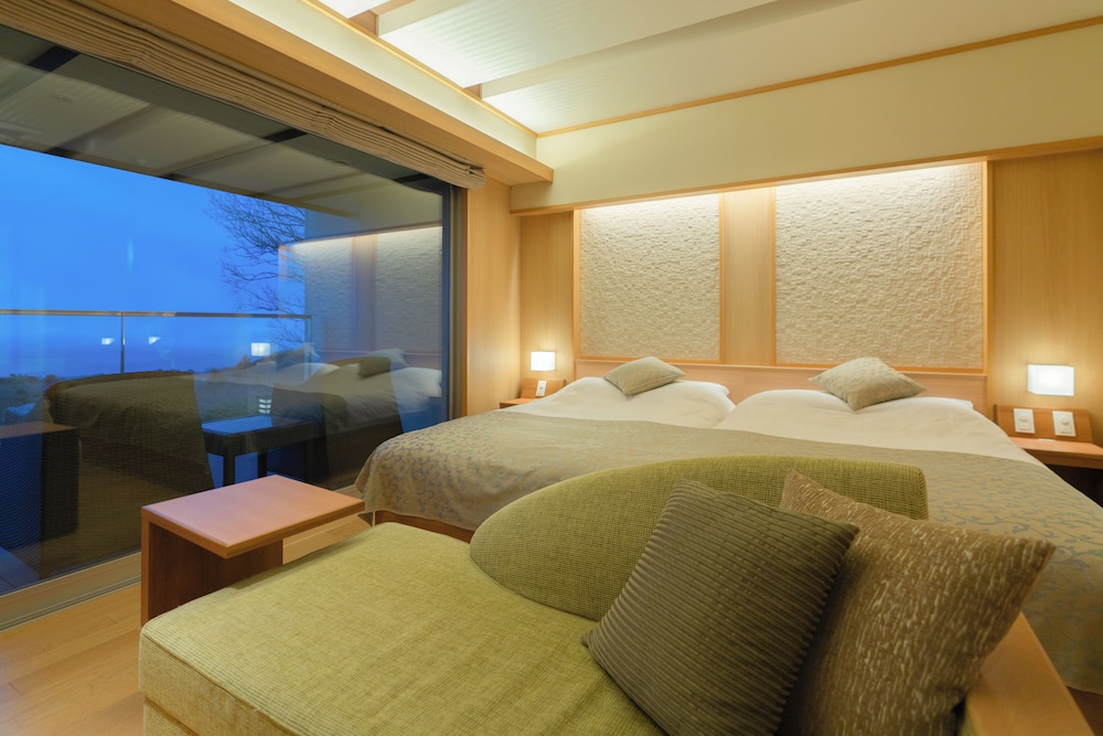[源泉掛流し露天風呂] オーシャンビュー 2階コーナースイート 客室10 | 大室の杜 玉翠 (13 歳以上)