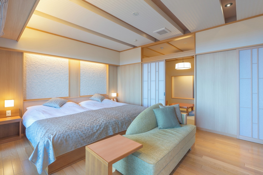 [源泉掛流し露天風呂] オーシャンビュー 2階コーナースイート 客室1 | 大室の杜 玉翠 (13 歳以上)