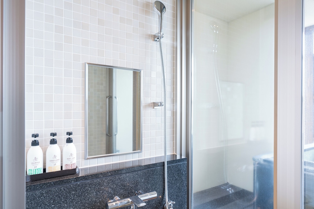 [源泉掛流し露天風呂] オーシャンビュー 2階コーナースイート バスルームのシャワー0 | 大室の杜 玉翠 (13 歳以上)