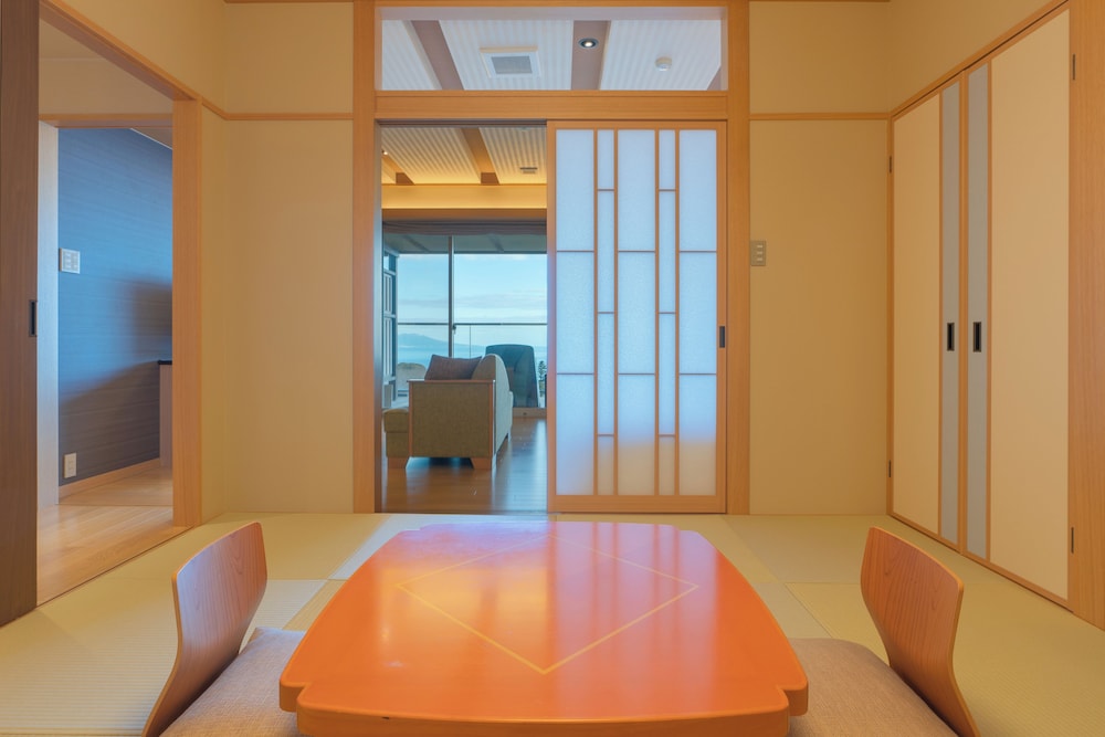 [源泉掛流し露天風呂] オーシャンビュー 2階コーナースイート 客室9 | 大室の杜 玉翠 (13 歳以上)