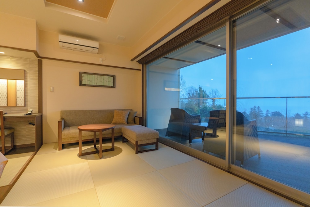 [源泉掛流し露天風呂] オーシャンビュー 1階ツイン 客室5 | 大室の杜 玉翠 (13 歳以上)