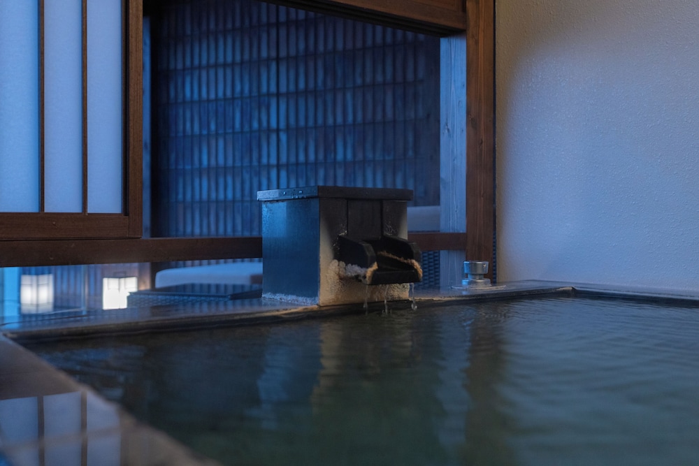 [源泉掛流し露天風呂] オーシャンビュー 1階ツイン バスルーム1 | 大室の杜 玉翠 (13 歳以上)