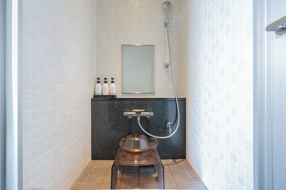 [源泉掛流し露天風呂] オーシャンビュー 1階ツイン バスルームのシャワー0 | 大室の杜 玉翠 (13 歳以上)