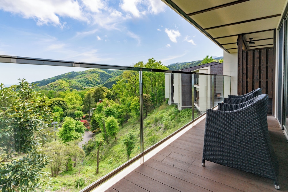 [源泉掛流し露天風呂] オーシャンビュー 2階ツイン テラス / パティオ1 | 大室の杜 玉翠 (13 歳以上)