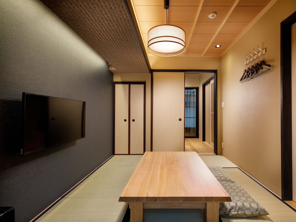 デラックス ヴィラ 禁煙 リビング エリア1 | 奏 伏見稲荷 猪目邸