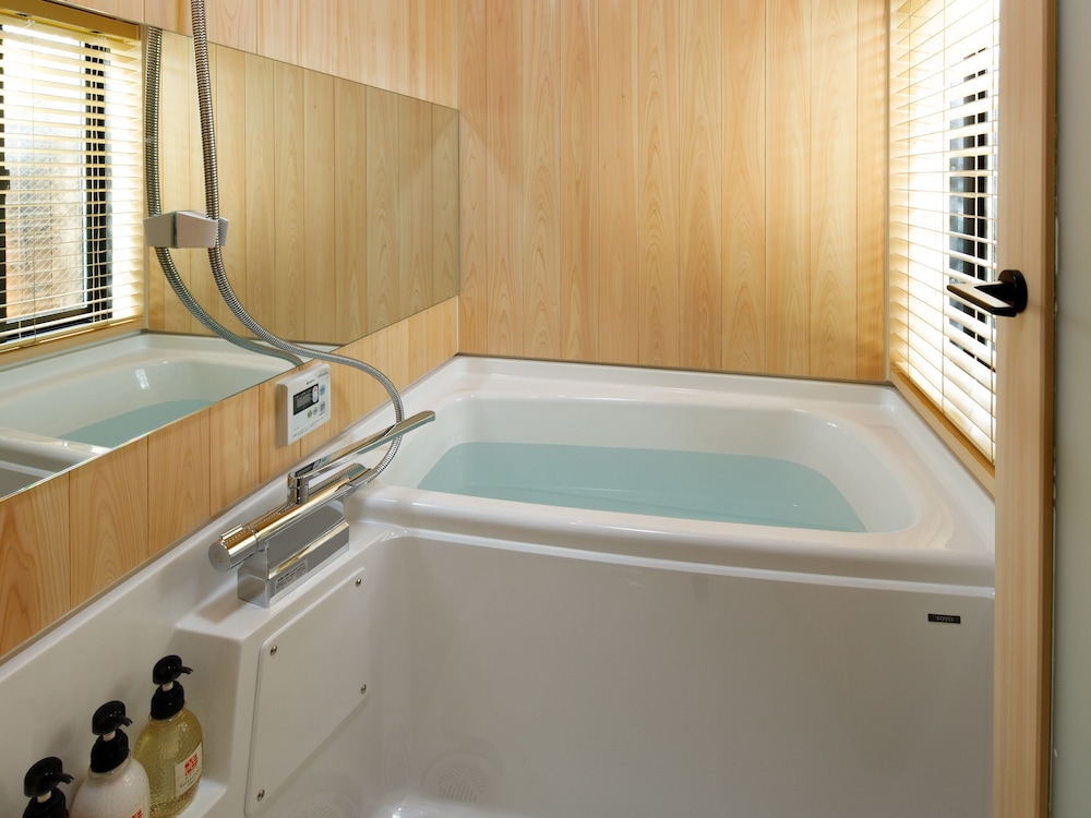 デラックス ヴィラ 禁煙 バスルーム1 | 奏 伏見稲荷 猪目邸