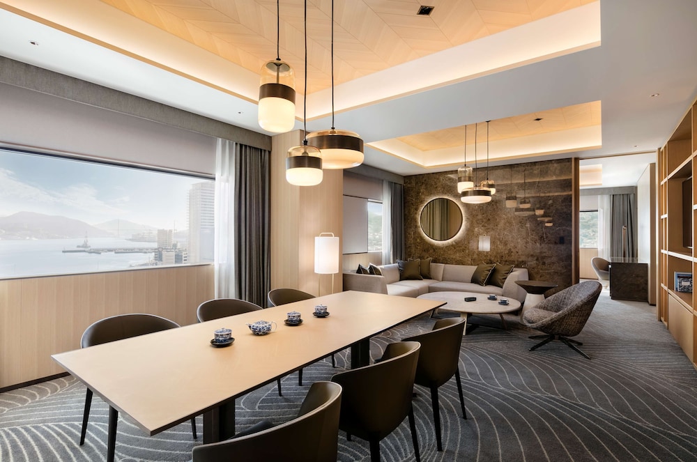 プレジデンシャル スイート キングベッド 1 台 リビング エリア0 | ヒルトン長崎