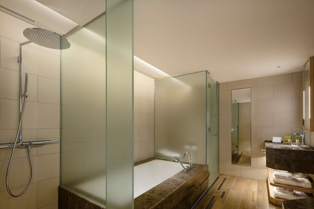 プレミアム スイート キングベッド 1 台 バスルーム0 | ヒルトン長崎