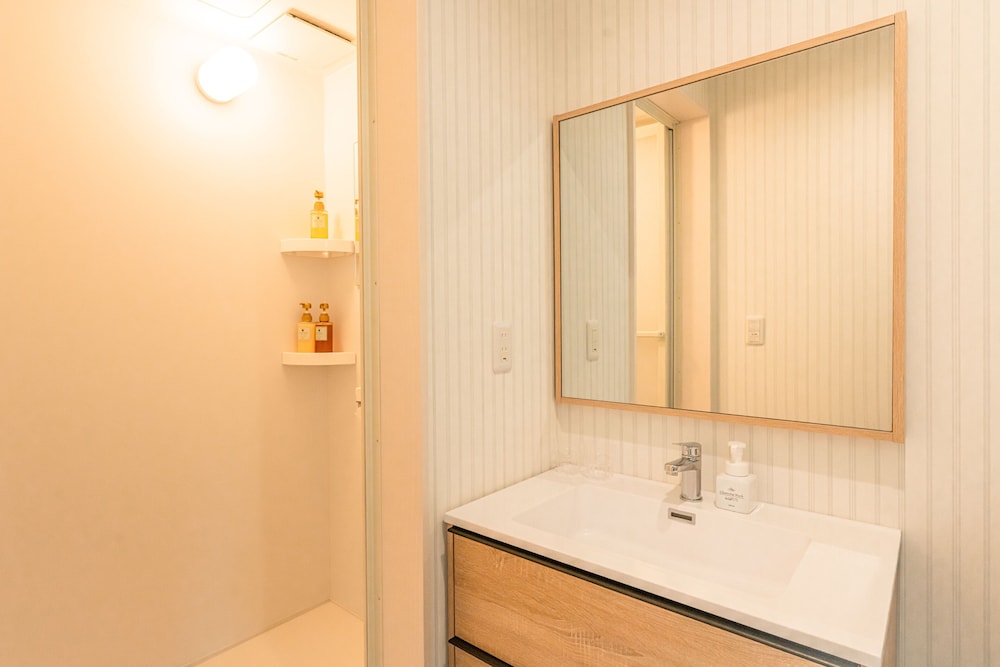 スタンダード ツインルーム 禁煙 シャワーのみ バスルームのシャワー1 | ホテル カリフォルニア 宮古島リゾート