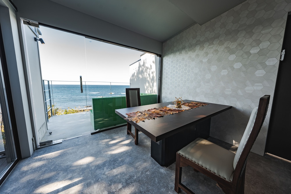 ベーシック ダブルルーム 客室内のダイニングエリア1 | XYZ スペチアーレ