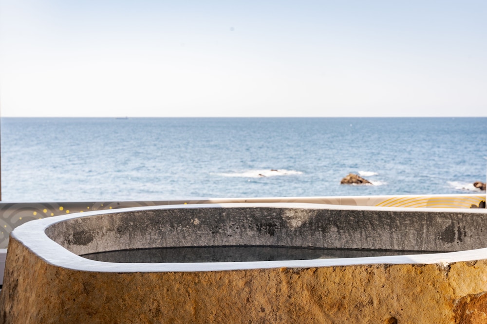 デラックス 4 人部屋 オーシャンビュー 深めの浴槽0 | XYZ スペチアーレ