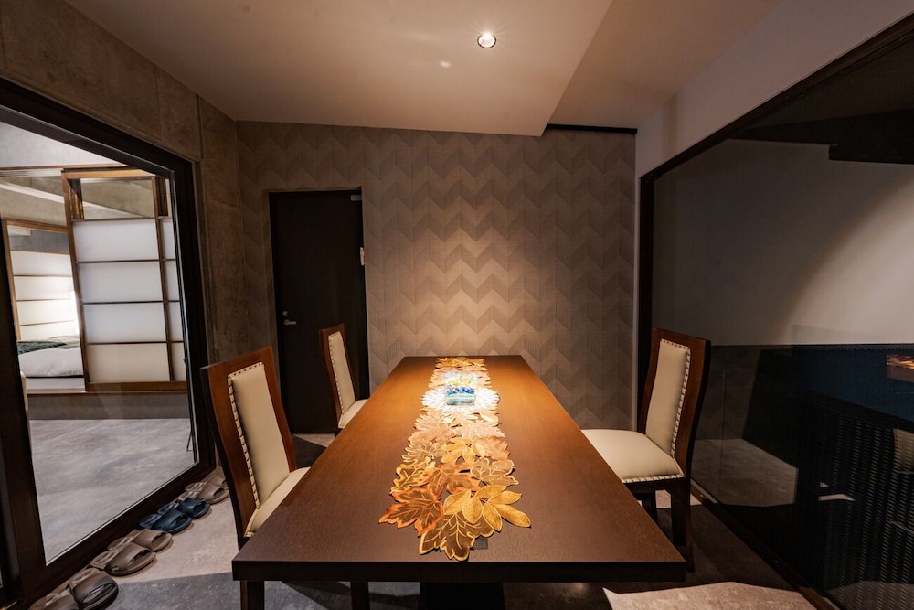 プレジデンシャル 4 人部屋 テラス オーシャンビュー 客室内のダイニングエリア1 | XYZ スペチアーレ