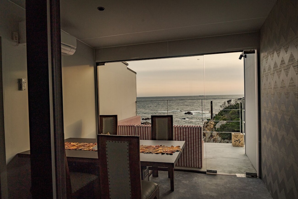 デラックス 4 人部屋 オーシャンビュー 客室内のダイニングエリア1 | XYZ スペチアーレ