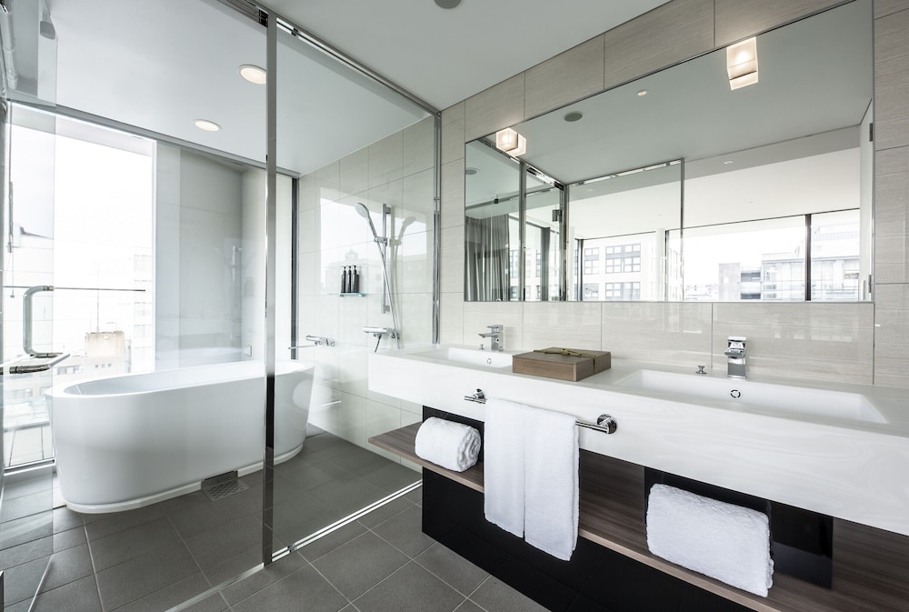 コーナーバルコニーツインルーム 禁煙 (ラウンジアクセス付) バスルーム1 | ザ ロイヤルパークホテル アイコニック 京都