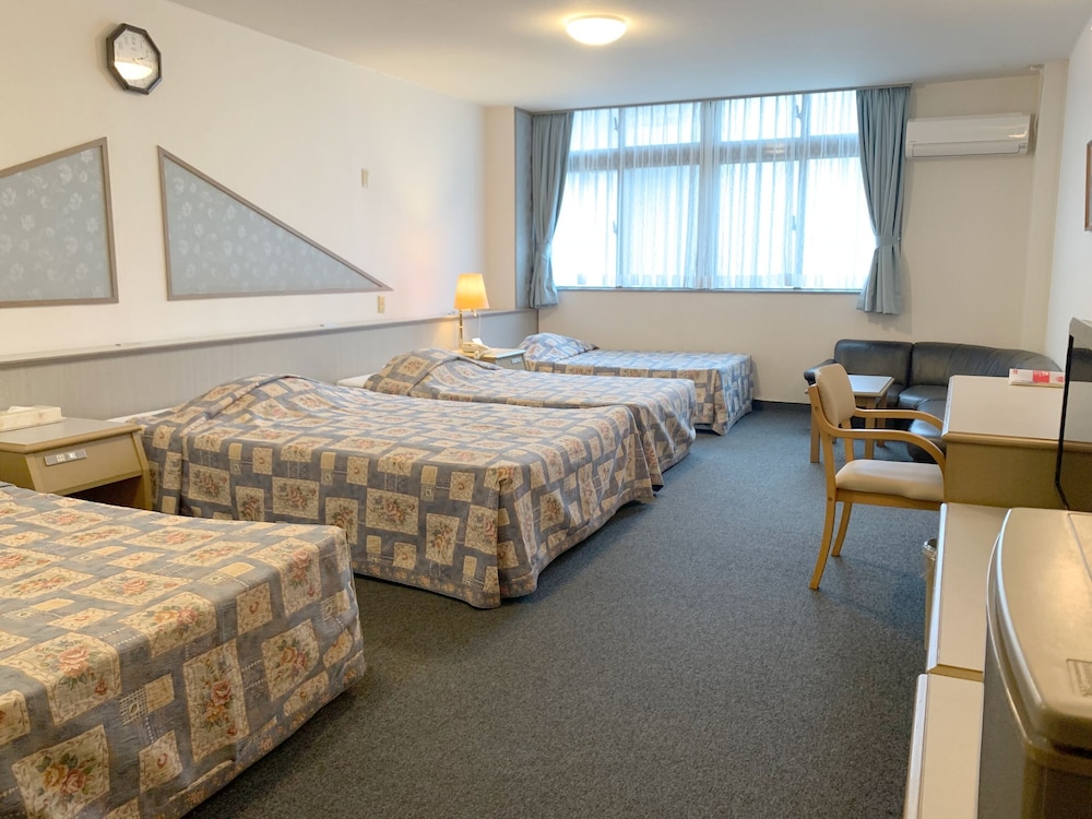 4 人部屋 喫煙可 客室1 | でいごホテル