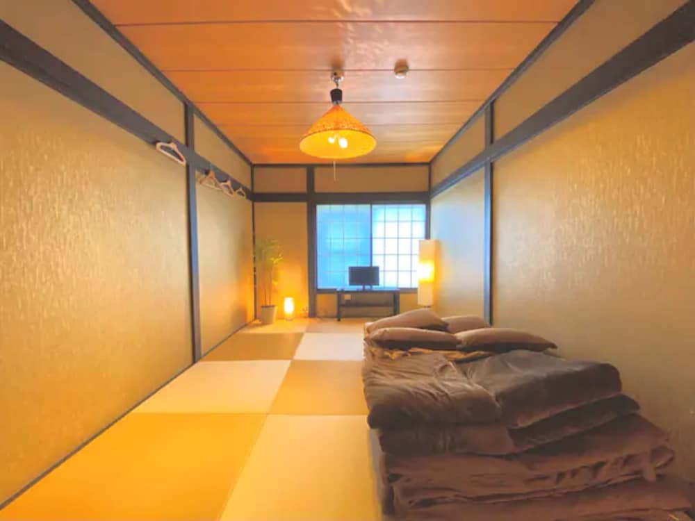 一棟貸し 禁煙 客室1 | 【最大 29 人】500㎡ ｜ダーツ & ビリヤード & カラオケ｜駐車スペース 5 台分