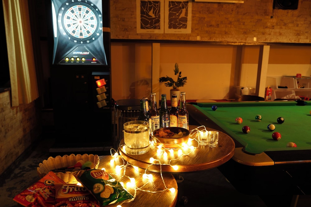 一棟貸し 禁煙 リビング エリア0 | 【最大 29 人】500㎡ ｜ダーツ & ビリヤード & カラオケ｜駐車スペース 5 台分