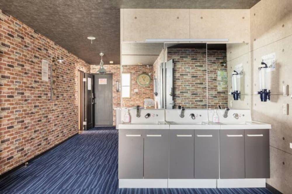 一棟貸し 禁煙 客室8 | 【最大 29 人】500㎡ ｜ダーツ & ビリヤード & カラオケ｜駐車スペース 5 台分