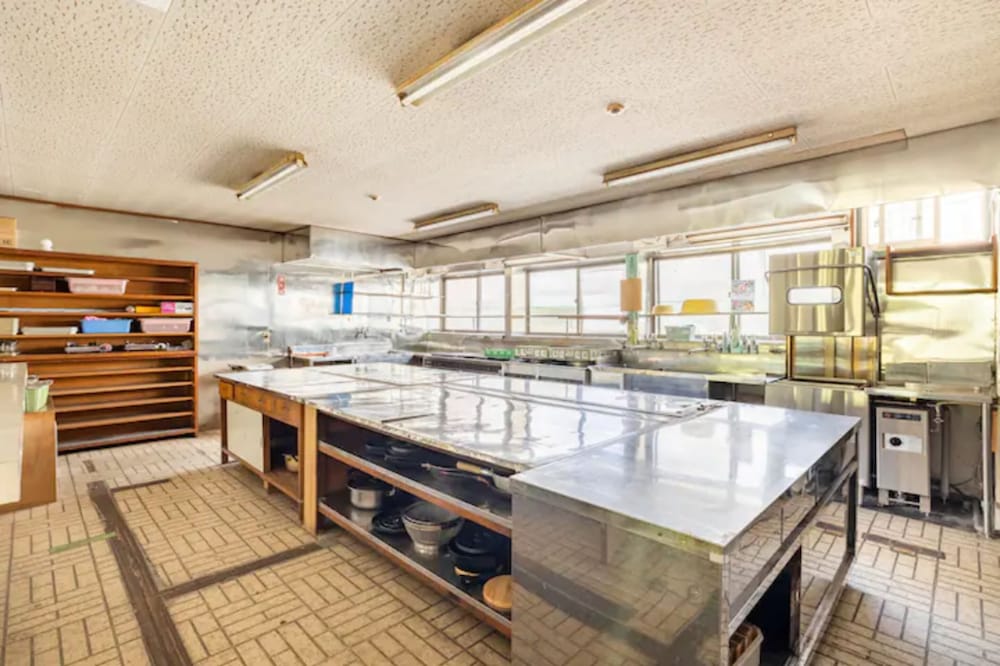 一棟貸し 禁煙 専用キッチン1 | 【最大 29 人】500㎡ ｜ダーツ & ビリヤード & カラオケ｜駐車スペース 5 台分