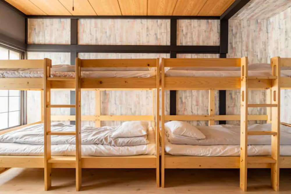 一棟貸し 禁煙 客室3 | 【最大 29 人】500㎡ ｜ダーツ & ビリヤード & カラオケ｜駐車スペース 5 台分