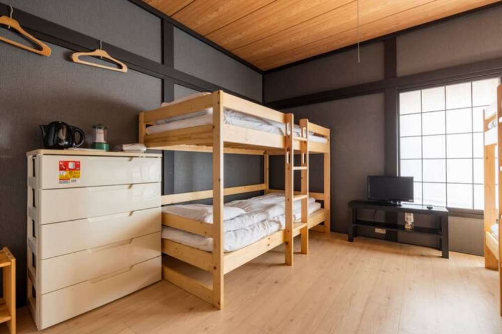 一棟貸し 禁煙 客室7 | 【最大 29 人】500㎡ ｜ダーツ & ビリヤード & カラオケ｜駐車スペース 5 台分