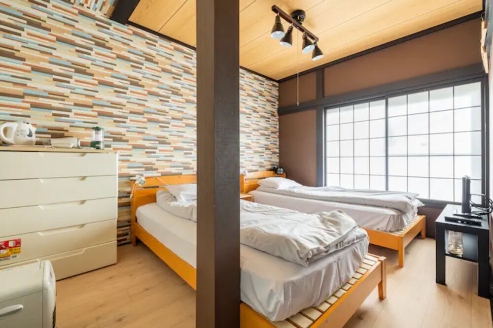 一棟貸し 禁煙 客室4 | 【最大 29 人】500㎡ ｜ダーツ & ビリヤード & カラオケ｜駐車スペース 5 台分