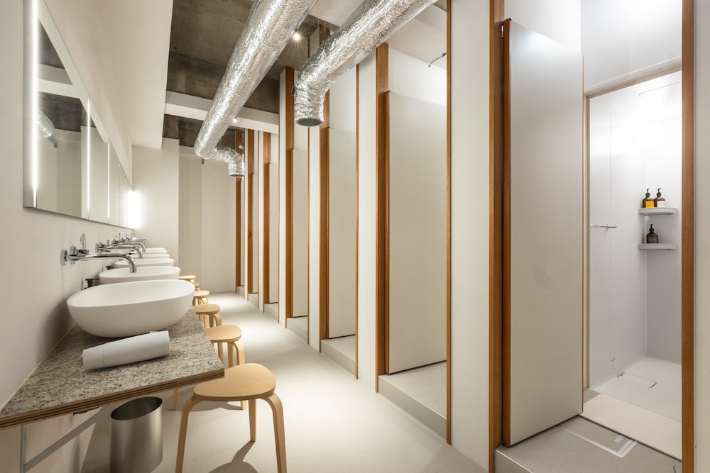 スタンダード 4 人部屋 禁煙 共用バスルーム0 | UNPLAN FUKUOKA
