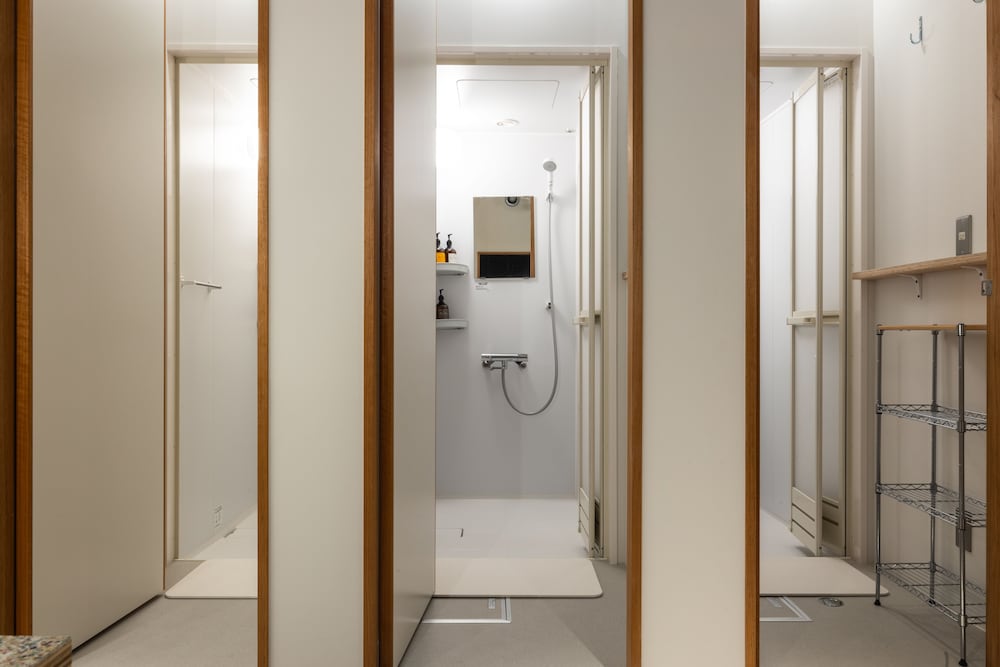 スタンダード 4 人部屋 禁煙 共用バスルーム2 | UNPLAN FUKUOKA