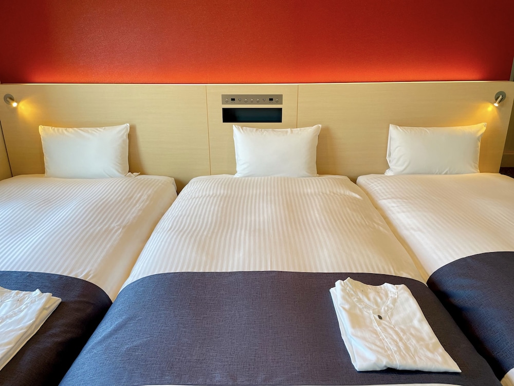 スーペリア トリプルルーム 禁煙 (6歳以下の添い寝のお子様は朝食料金別) 客室1 | THE KANZASHI TOKYO ASAKUSA