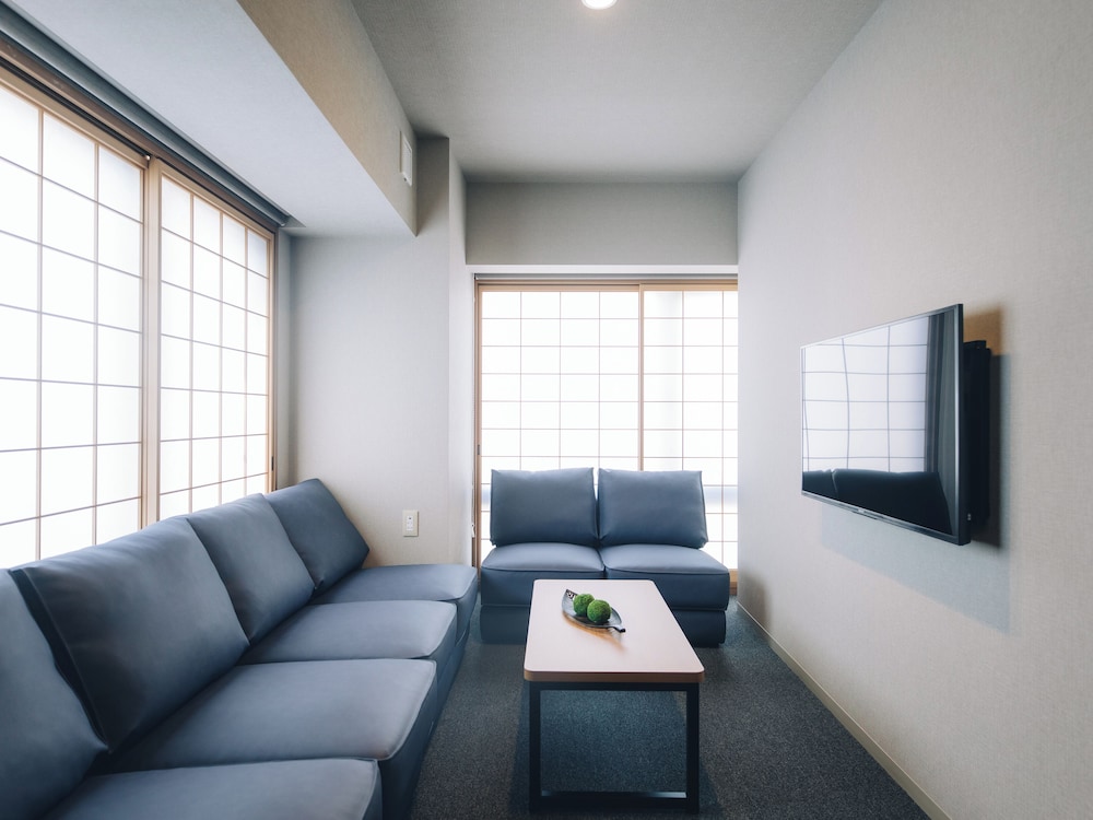 3ベッドルームスイート リビング エリア1 | MIMARU SUITES 京都四条