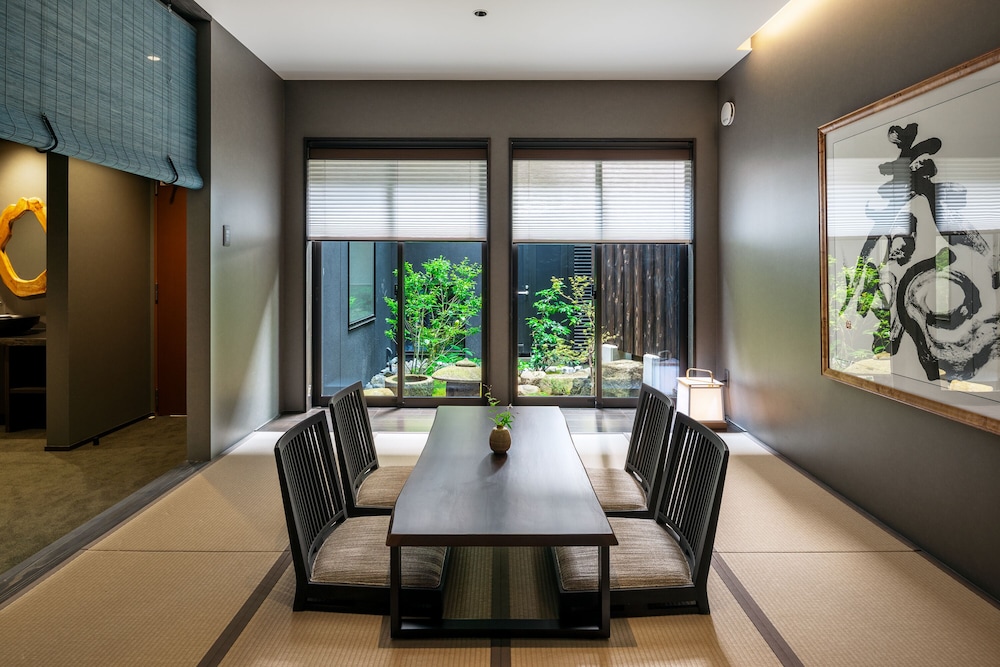 デラックス 4 人部屋 禁煙 専用バスルーム コートヤードビュー ガーデン ビュー0 | THE MACHIYA HOTEL TAKAYAMA