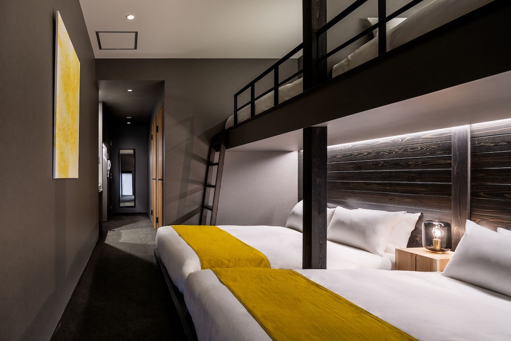 デラックス 4 人部屋 ベッド (複数台) 禁煙 専用バスルーム 客室1 | THE MACHIYA HOTEL TAKAYAMA