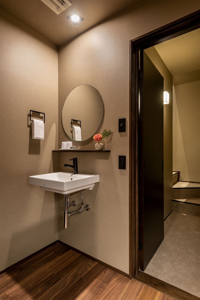 ファミリー ヴィラ バスルームのシンク1 | THE MACHIYA HOTEL TAKAYAMA