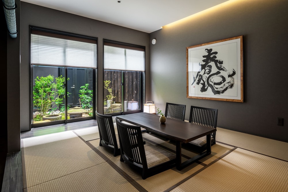 デラックス 4 人部屋 禁煙 専用バスルーム コートヤードビュー リビングルーム0 | THE MACHIYA HOTEL TAKAYAMA