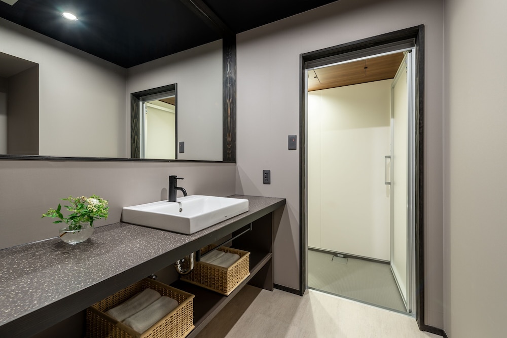 トラディショナル ツインルーム 禁煙 専用バスルーム バスルーム1 | THE MACHIYA HOTEL TAKAYAMA