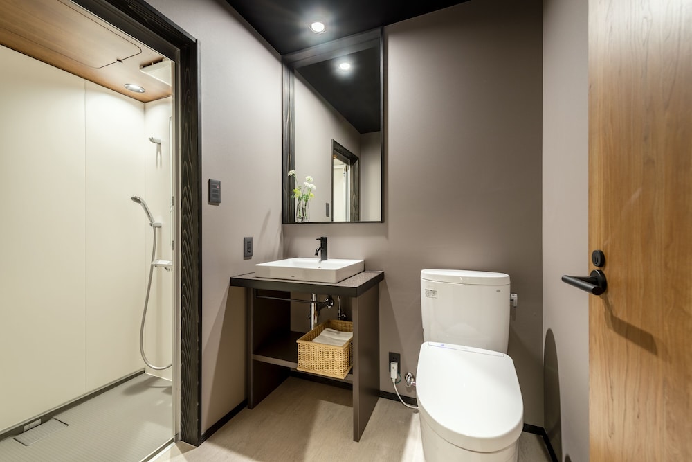 クラシック ダブルルーム キングベッド 1 台 禁煙 専用バスルーム バスルーム1 | THE MACHIYA HOTEL TAKAYAMA