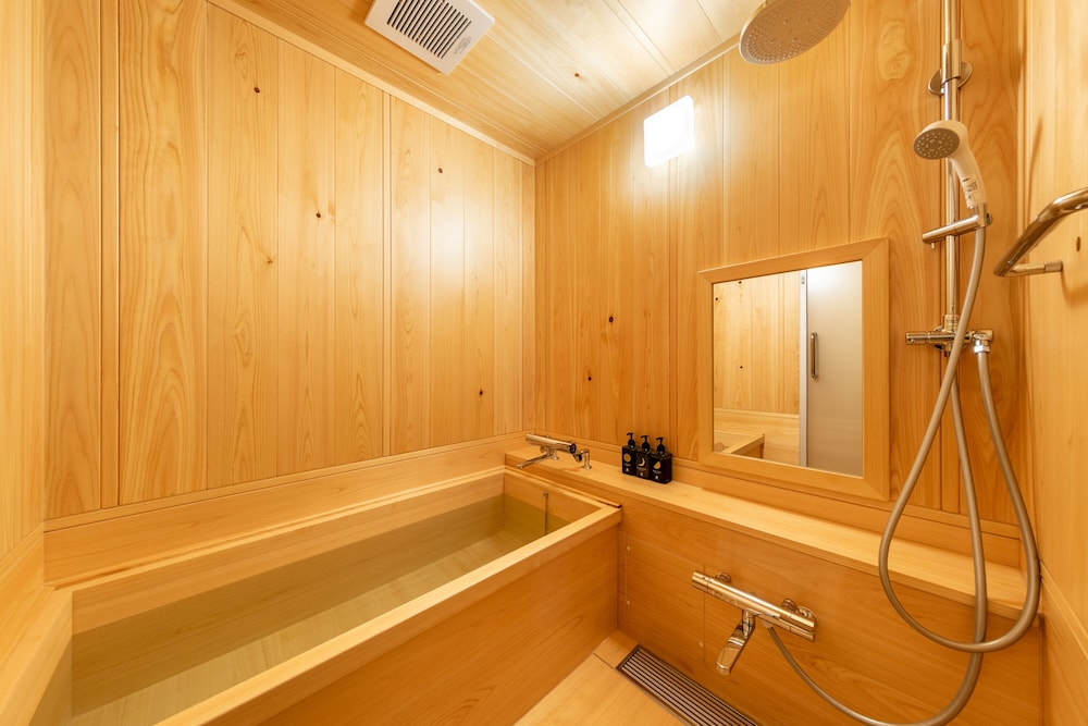 デラックス 4 人部屋 禁煙 専用バスルーム コートヤードビュー バスルーム0 | THE MACHIYA HOTEL TAKAYAMA