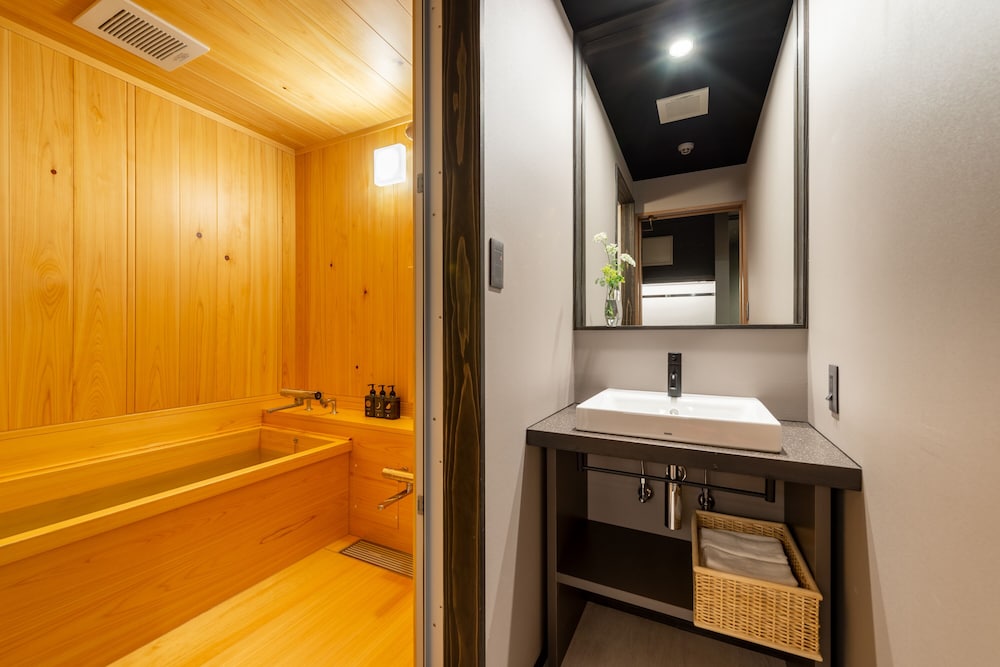 デラックス 4 人部屋 ベッド (複数台) 禁煙 専用バスルーム バスルーム0 | THE MACHIYA HOTEL TAKAYAMA