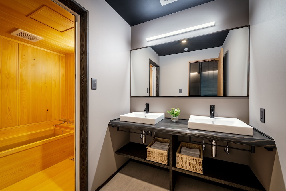 デラックス 4 人部屋 禁煙 専用バスルーム コートヤードビュー バスルームのシンク0 | THE MACHIYA HOTEL TAKAYAMA