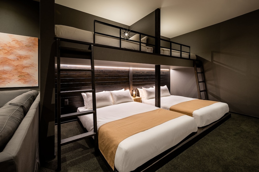 デラックス 4 人部屋 ベッド (複数台) 禁煙 専用バスルーム 客室2 | THE MACHIYA HOTEL TAKAYAMA