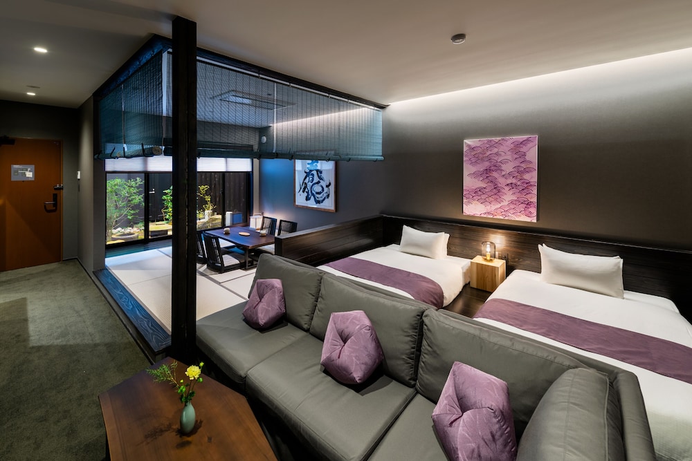 デラックス 4 人部屋 禁煙 専用バスルーム コートヤードビュー | THE MACHIYA HOTEL TAKAYAMA