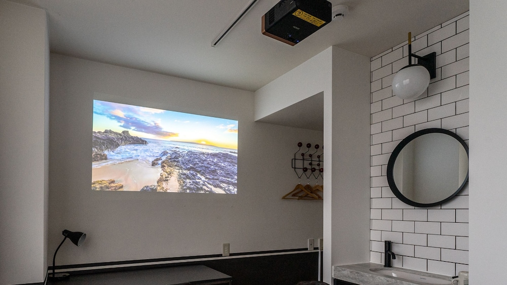 [専用シャワーブース・トイレ付き] シアタールーム (ベッドサイズ140 cm) 客室3 | ホテル グラフィー ネズ