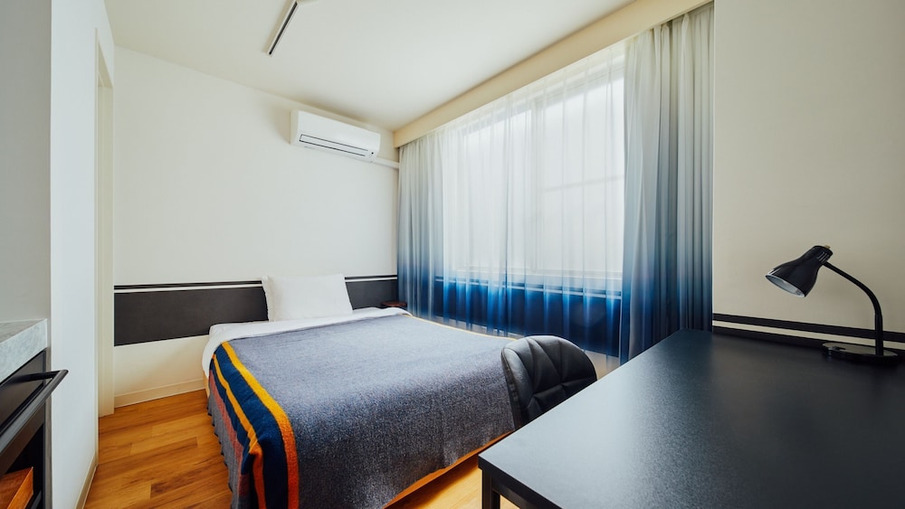 [専用シャワーブース・トイレ付き] シアタールーム (ベッドサイズ140 cm) | ホテル グラフィー ネズ