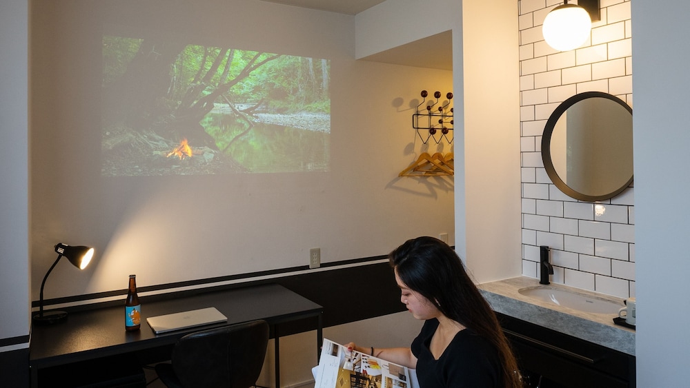 [専用シャワーブース・トイレ付き] シアタールーム (ベッドサイズ140 cm) 客室4 | ホテル グラフィー ネズ