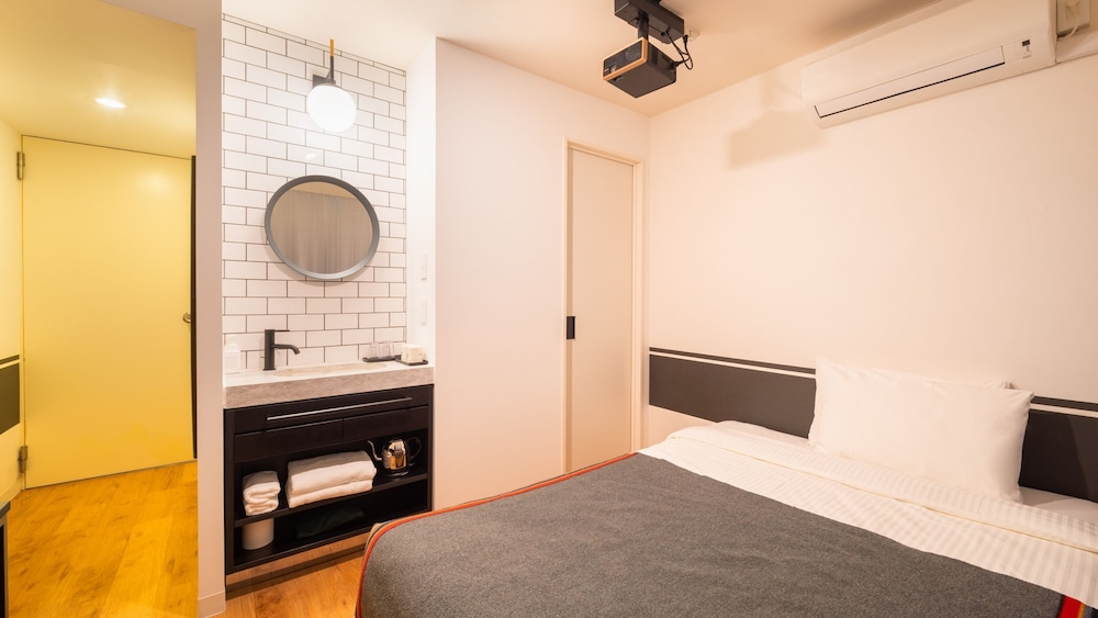 [専用シャワーブース・トイレ付き] シアタールーム (ベッドサイズ140 cm) 客室7 | ホテル グラフィー ネズ