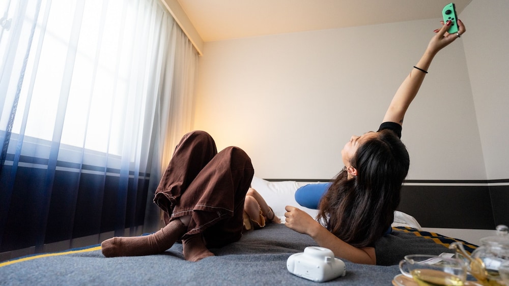 [専用シャワーブース・トイレ付き] シアタールーム (ベッドサイズ140 cm) 客室5 | ホテル グラフィー ネズ