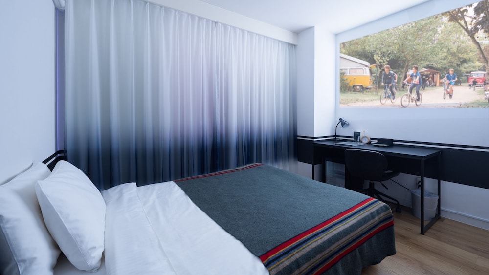 [専用シャワーブース・トイレ付き] シアタールーム (ベッドサイズ140 cm) 客室6 | ホテル グラフィー ネズ