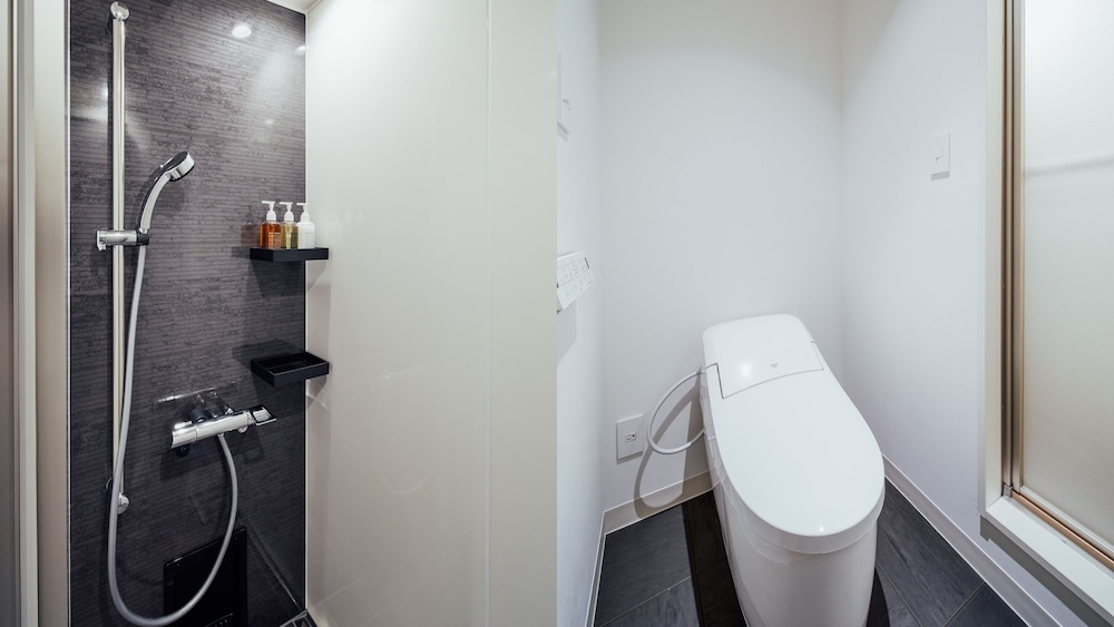 [専用シャワーブース・トイレ付き] シアタールーム (ベッドサイズ140 cm) バスルーム0 | ホテル グラフィー ネズ