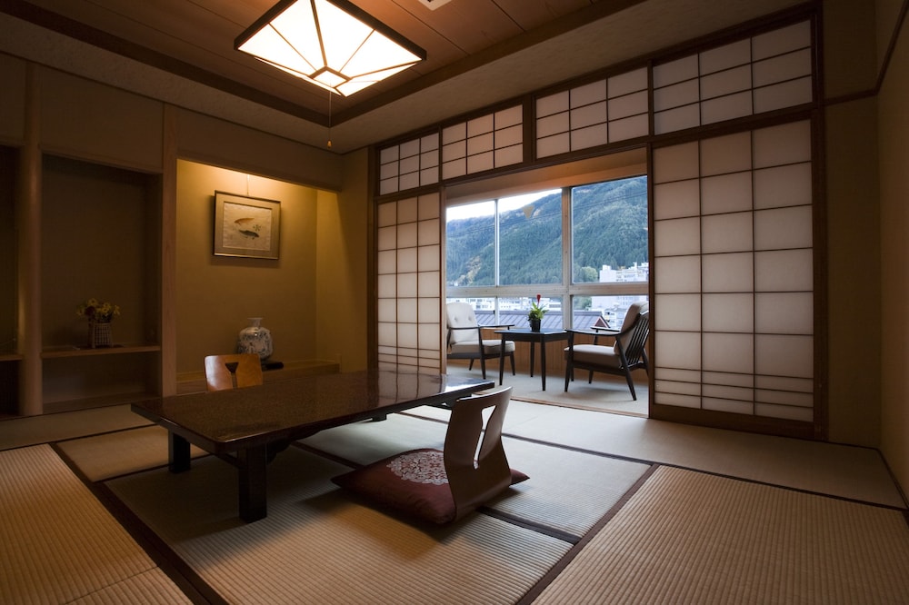 トラディショナル ルーム 共用バスルーム | 下呂温泉 冨岳